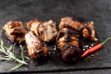 Arka planda ızgara sığır kaburgası.