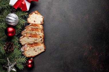 Noel ağacı ve Noel süslemeleri olan bir taşın üstünde Noel keki.