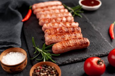 Klasik ızgara sosis ve sosis.