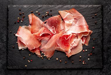 İspanyol jamonu Serrano, taştan bir arka planda