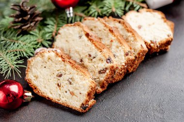 Noel ağacı ve Noel süslemeleri olan bir taşın üstünde Noel keki.