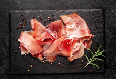İspanyol jamonu Serrano, taştan bir arka planda