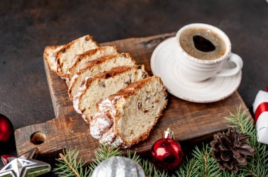 Noel kahvaltısı kahvesi ve kek taştan bir arka planda Noel ağacı, Noel süslemeleri, fotokopi alanı hediyeleri.