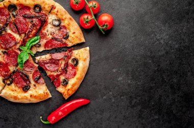 Akdeniz pizzası, salamlı sosis, mozarella, zeytin, Provencal otlar, arka planda imzalı domates sosu.