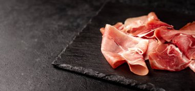 İspanyol jamonu Serrano, taştan bir arka planda
