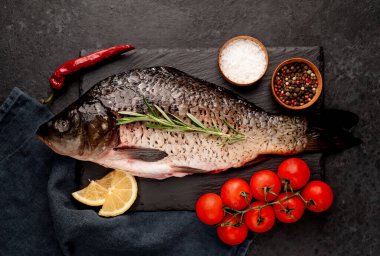 Taş zeminde çiğ sazan balığı