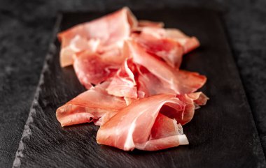 İspanyol jamonu Serrano, taştan bir arka planda