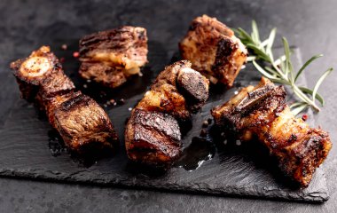 Arka planda ızgara sığır kaburgası.