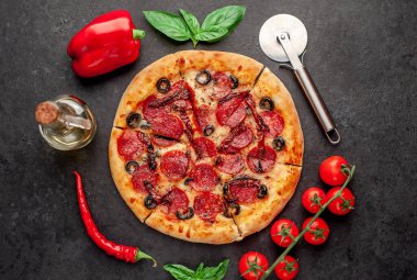 Akdeniz pizzası, salamlı sosis, mozarella, zeytin, Provencal otlar, arka planda imzalı domates sosu.