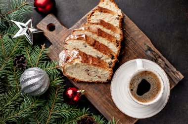 Noel kahvaltısı kahvesi ve kek taştan bir arka planda Noel ağacı, Noel süslemeleri, fotokopi alanı hediyeleri.