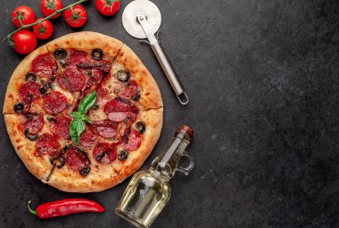 Akdeniz pizzası, salamlı sosis, mozarella, zeytin, Provencal otlar, arka planda imzalı domates sosu.
