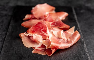 İspanyol jamonu Serrano, taştan bir arka planda