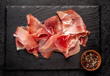 İspanyol jamonu Serrano, taştan bir arka planda