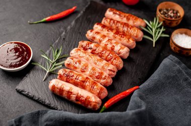 Klasik ızgara sosis ve sosis.