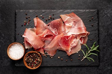 İspanyol jamonu Serrano, taştan bir arka planda