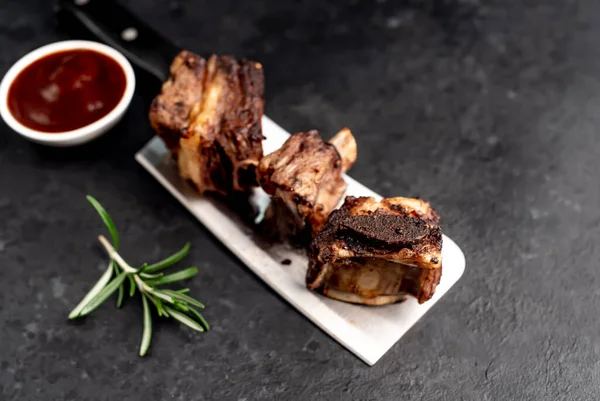 Gegrilde Rundvlees Ribben Een Stenen Achtergrond — Stockfoto