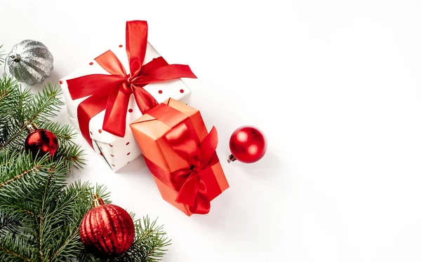 Karácsonyi Kompozíció Fehér Háttérrel Fehér Ajándékdobozokkal Piros Szalaggal Fenyőágakkal Játékokkal — Stock Fotó