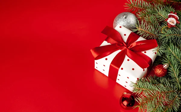 Composição Natal Fundo Vermelho Com Uma Caixa Presente Branca Com — Fotografia de Stock