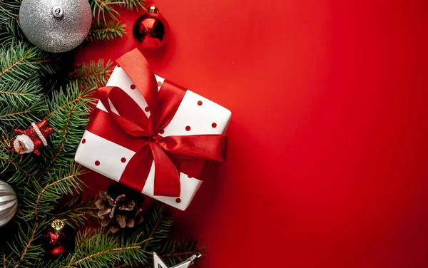 Arkaplanda Hediye Kutusuyla Noel Kompozisyonu Köknar Dallarıyla Kırmızı Kurdele Oyuncaklar — Stok fotoğraf