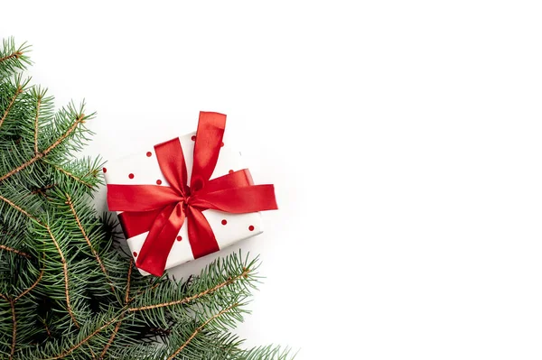 Composición Navidad Sobre Fondo Blanco Con Una Caja Regalo Blanca — Foto de Stock