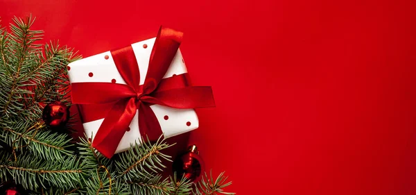 Composição Natal Fundo Vermelho Com Uma Caixa Presente Branca Com — Fotografia de Stock