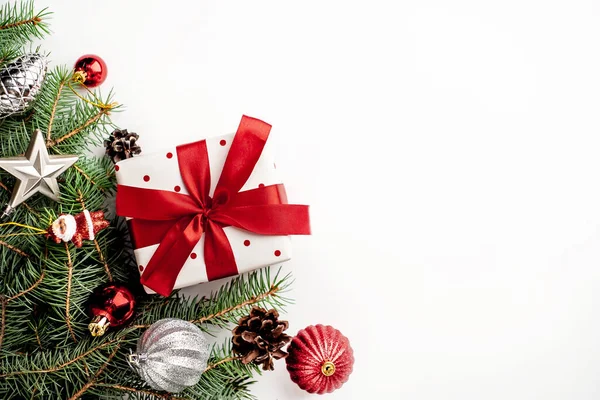 Vánoční Kompozice Bílém Pozadí Bílou Dárkovou Krabičkou Červenou Stuhou Jedlovými — Stock fotografie