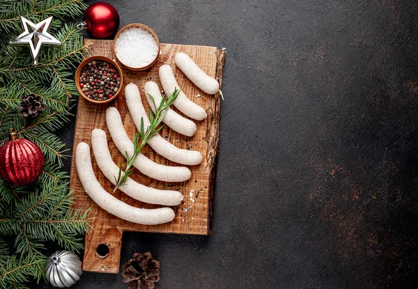 Rohe Weihnachtswürste Auf Einem Hintergrund Aus Stein Mit Ästen Weihnachtsbäume — Stockfoto