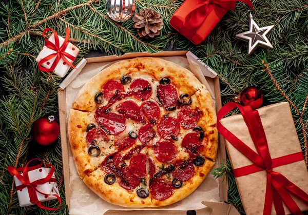 Pizza Bożonarodzeniowa Kiełbaskami Salami Mozzarellą Oliwkami Ziołami Prowansalskimi Markowym Sosem — Zdjęcie stockowe