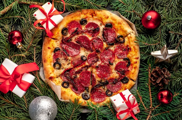 Pizza Bożonarodzeniowa Kiełbaskami Salami Mozzarellą Oliwkami Ziołami Prowansalskimi Markowym Sosem — Zdjęcie stockowe
