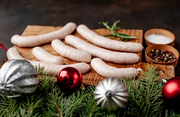 Rohe Weihnachtswürste Auf Einem Hintergrund Aus Stein Mit Ästen Weihnachtsbäume — Stockfoto