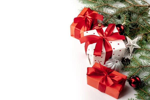 Рождественская Композиция Белом Фоне Белыми Подарочными Коробками Красной Лентой Еловыми — стоковое фото