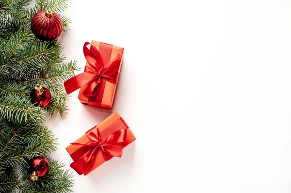 Vánoční Kompozice Bílém Pozadí Bílými Dárkovými Krabicemi Červenou Stuhou Jedlovými — Stock fotografie