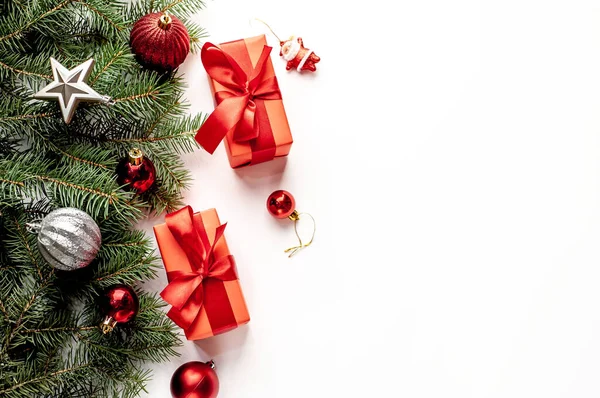 Vánoční Kompozice Bílém Pozadí Bílými Dárkovými Krabicemi Červenou Stuhou Jedlovými — Stock fotografie