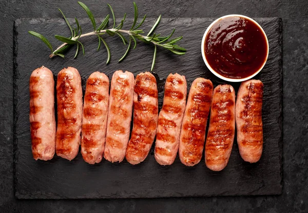 Salchichas Salsa Parrilla Clásica Sobre Fondo Piedra — Foto de Stock