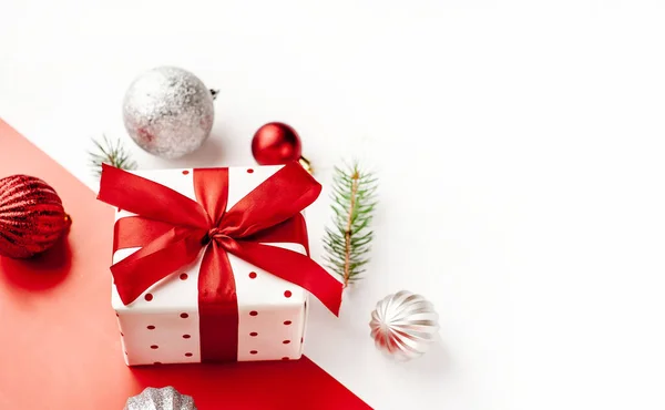 Composición Navideña Sobre Fondo Blanco Con Una Caja Regalo Blanca — Foto de Stock