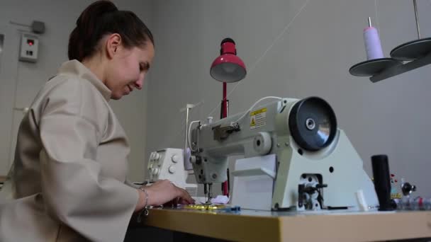 Дівчина Шиє Маски Швейній Машині Захисту Від Ковадла — стокове відео