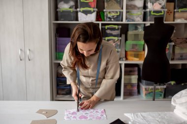 Covid -19 'a karşı maske yapma süreci. Maske deseni.