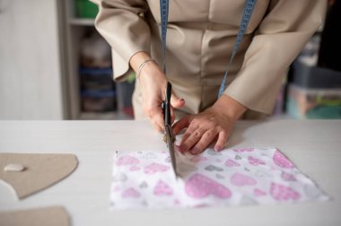 Covid -19 'a karşı maske yapma sürecini kapatın. Maske deseni.