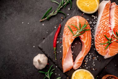 Siyah taşlı baharatlı taze somon bifteği.