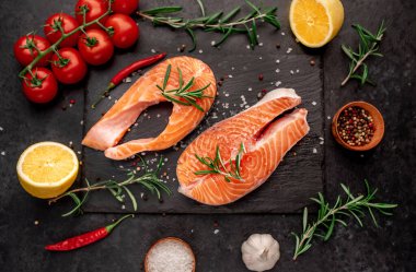 Siyah taşlı baharatlı taze somon bifteği.