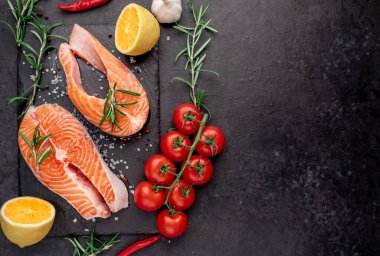 Siyah taşlı baharatlı taze somon bifteği.