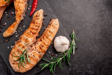 İki kişilik yemek, arka planda somon bifteği..