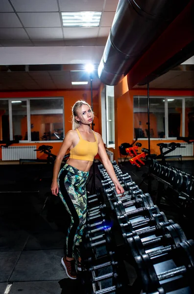 Mujer Joven Gimnasio Haciendo Ejercicio Con Pesas — Foto de Stock