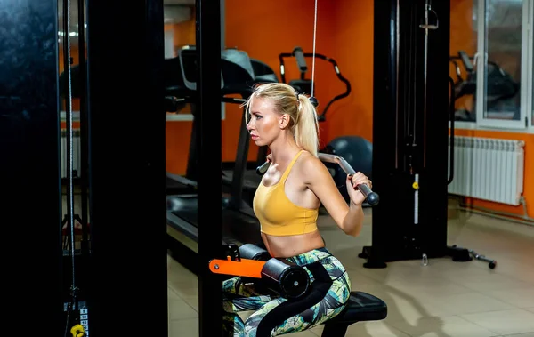 Mujer Joven Haciendo Ejercicios Fitness Gimnasio — Foto de Stock