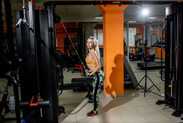 Młoda Kobieta Robi Ćwiczenia Fitness Siłowni — Zdjęcie stockowe