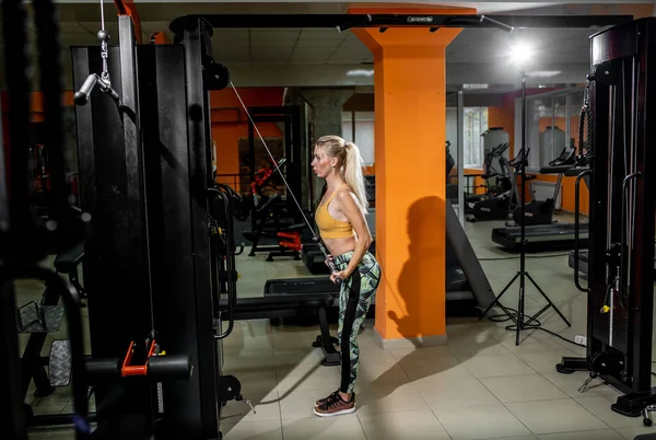 Ung Kvinna Gör Fitness Övningar Gymmet — Stockfoto