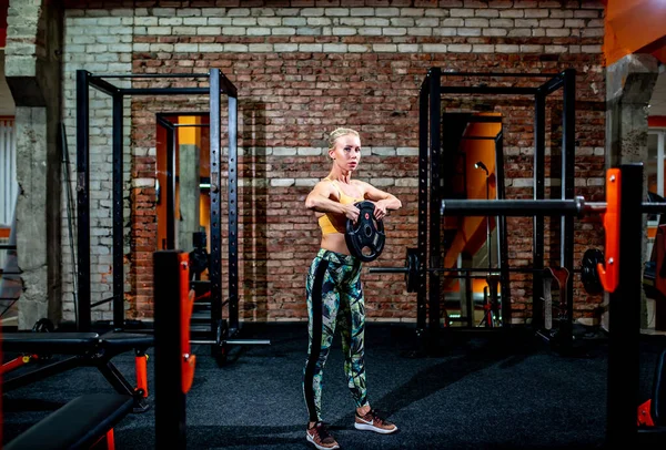 Giovane Donna Che Esercizi Palestra — Foto Stock