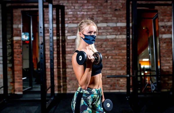 Ung Kvinna Skyddsmask Gör Fitness Övningar Gymmet — Stockfoto