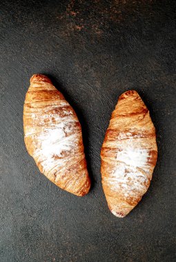 Siyah arka planda taze kruvasan