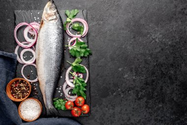 Baharat ve bitkilerle dolu taze çiğ balık. 